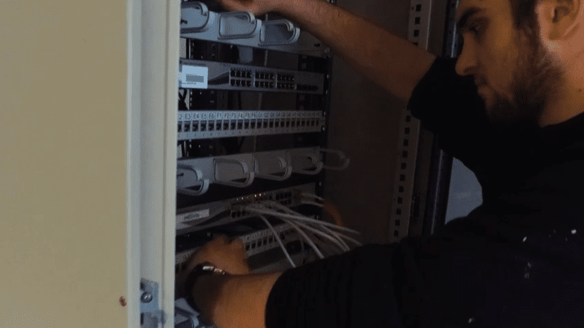 Berufsinfo-Video - Elektronikausbildung am Beispiel Verkabelung eines Praxisraumes (Quelle: HTL Wien 10)